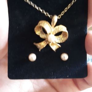 Necklaces with pendant and earrings